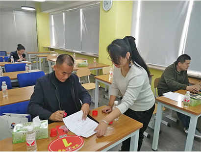 小型拍卖厅-拍卖会现场